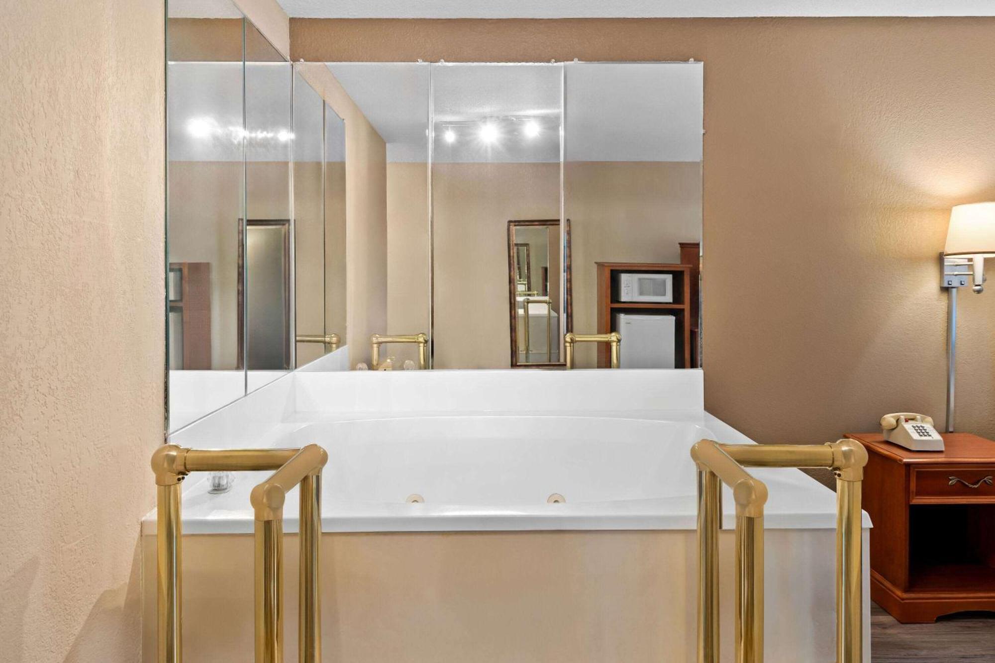 Baymont By Wyndham Lebanon In Villa Exterior photo